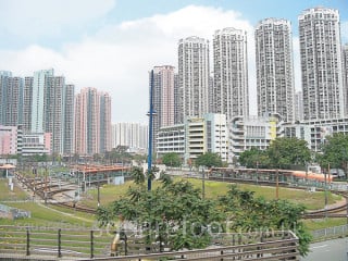 Second hand property market is weak; No project has transaction above 100. 
