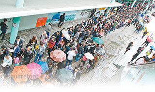 股市狂飆旺樓市  千人冒雨搶新盤