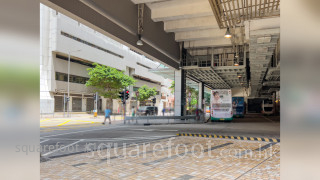 逸涛湾 交通: 项目对面的嘉亨湾底层部分设有巴士站