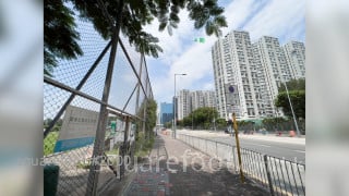 麗港城 周邊環境: 偉樂街臨時足球場