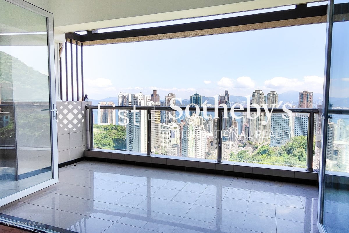 Pokfulam Court Sell 3 bedrooms , 2 bathrooms 1,544 ft²