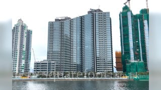 维港1号 大厦: One Victoria 维港1号由中国海外发展，位于承丰道21号，共建有三幢建筑，包括两幢32层高的高座大厦及一幢6层高低座住宅大厦，提供1,059伙，间隔为1房至3房。