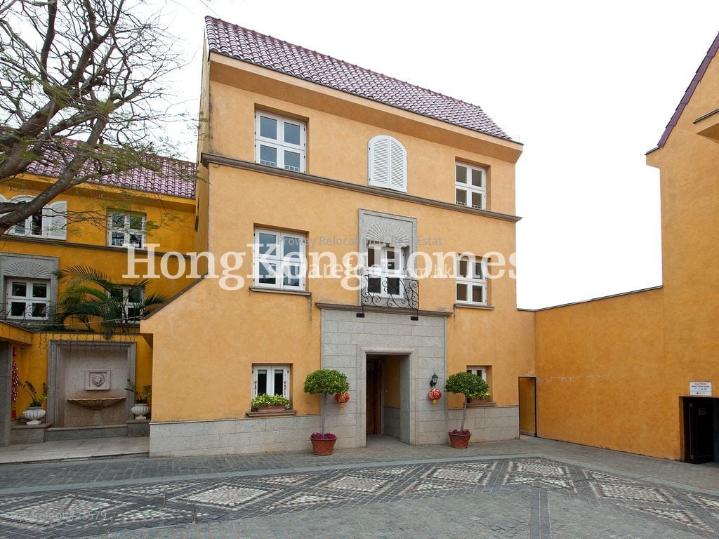 Carmelia Sell 4 Bedrooms , 5+ Bathrooms 3,618 ft²