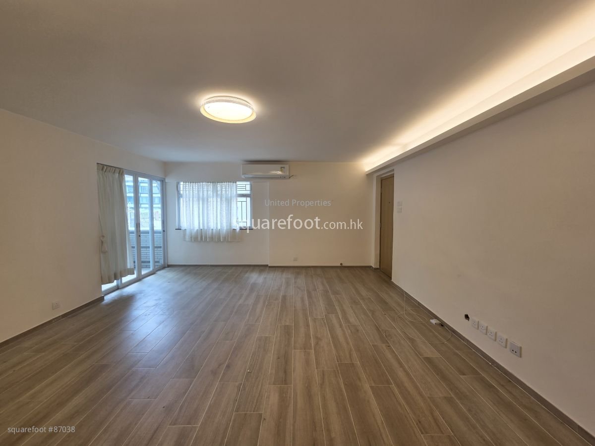 Merlin Court Rental 3 Bedrooms , 2 Bathrooms 970 ft²