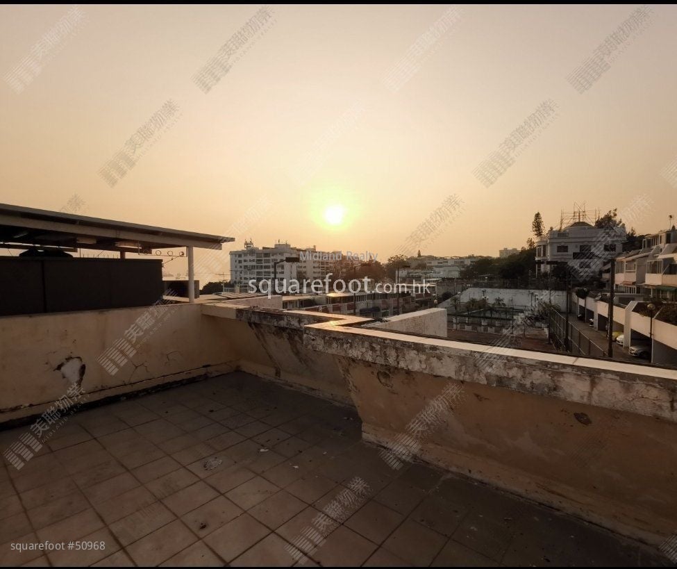 The Castle Bay Sell 1,371 ft²