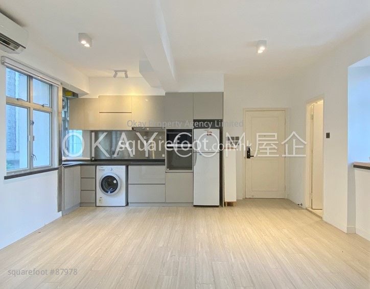 Woodland Court Sell 1 Bedroom , 1 Bathroom 394 ft²