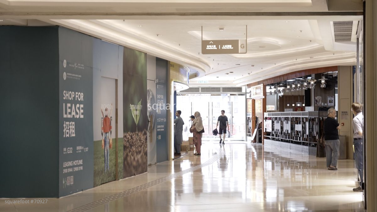 翔龍灣基座設商場，內有不少零售商店及餐廳。