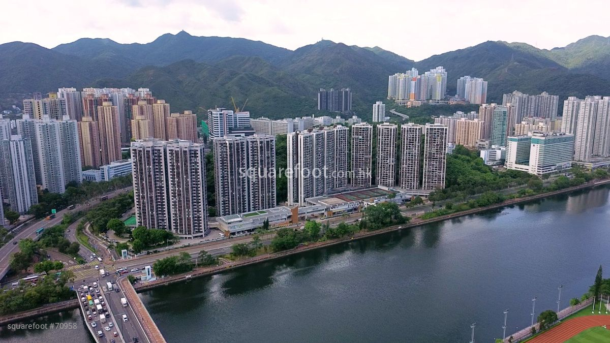 富豪花園位於大涌橋路，由華懋發展。分兩期在1982年及1987年入伙，樓齡約38年及43年。