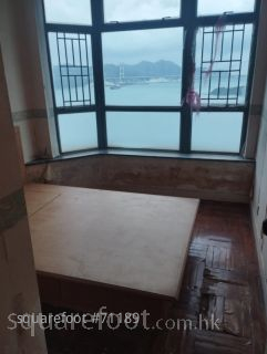 房间墙身严重剥落