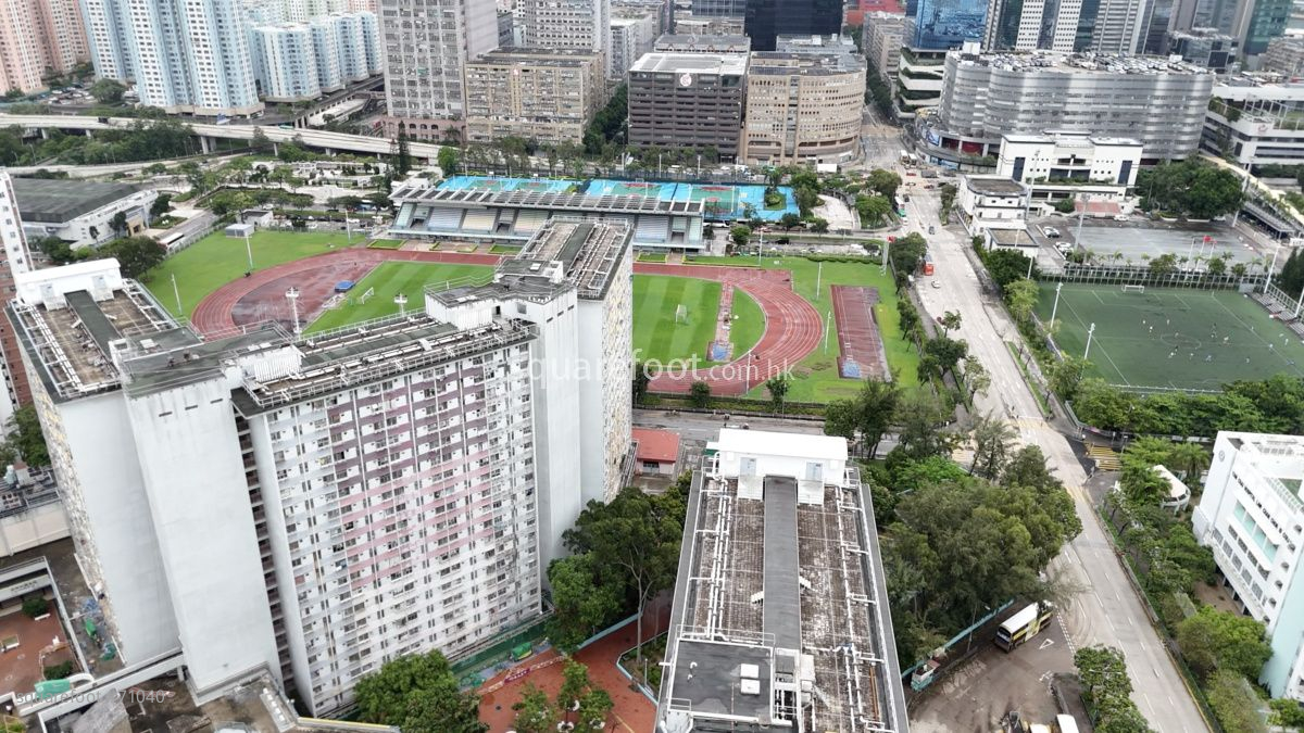 宏緻苑向啟業邨一方的中高層單位，可遠眺九龍灣運動場。