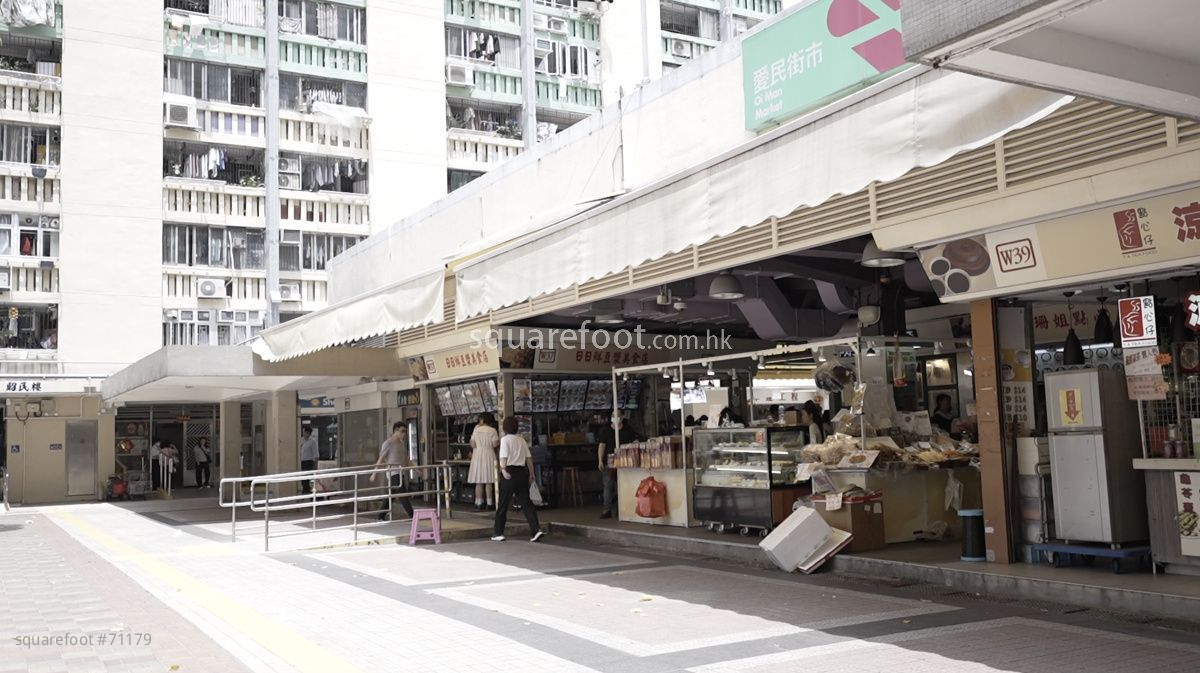 朗賢峯的住戶可到愛民邨商場及街市，購買日常生活所需。