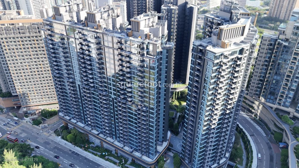 朗賢峯兩期一共有5座，合共提供990伙。