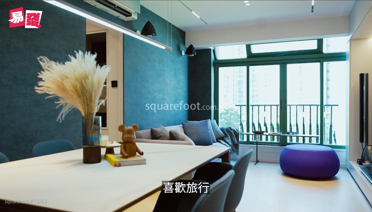 一大片深灰蓝色的墙身，在厅区设计上并不常见，尤其是香港的住宅一般面积不是很大。