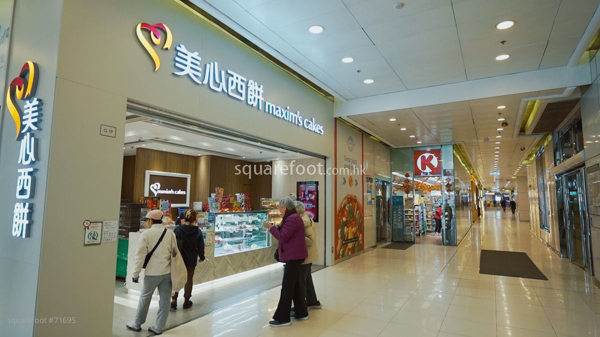 蓝湾广场有零售商店及一些连锁餐厅，但选择不多。