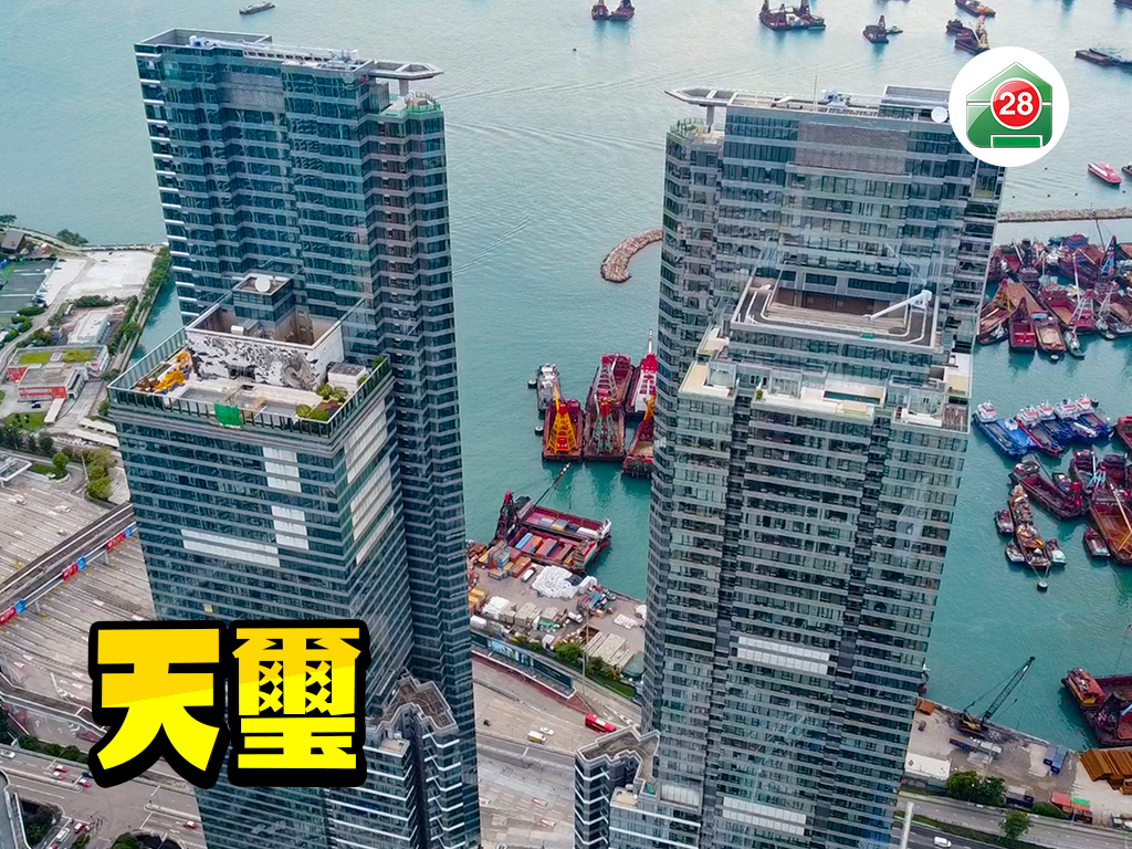 天璽 介紹. 位於港鐵九龍站第六期住宅建築項目，並為香港最高的住宅。由兩座約 270 米高的摩天大廈組成，成為香港最高的住宅，並配合玻璃幕牆設計。合共提供825伙單位，面積由800至2,200呎，另有小部分面積約600餘方呎的1至2房細單位。